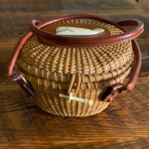 Vintage Triminghams Bermuda Nantucket style wicker purse, whale accent, preppy